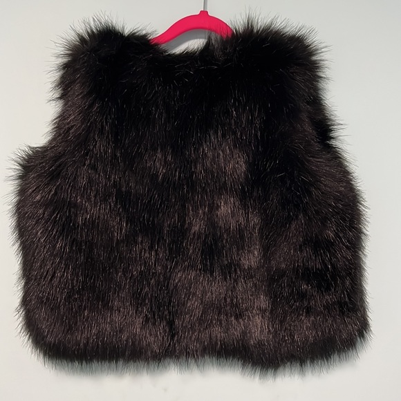 COPY - NWT! Girls Black Faux Fur Vest - Picture 4 of 5